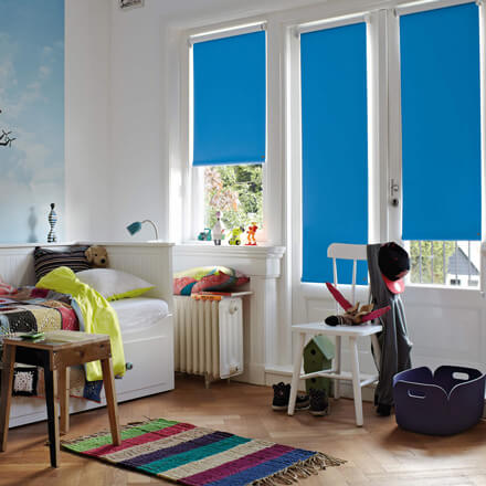 Blaues Thermorollo im Kinderzimmer