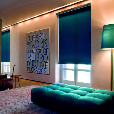 Blaue Verdunkelungsrollos im Wohnzimmer