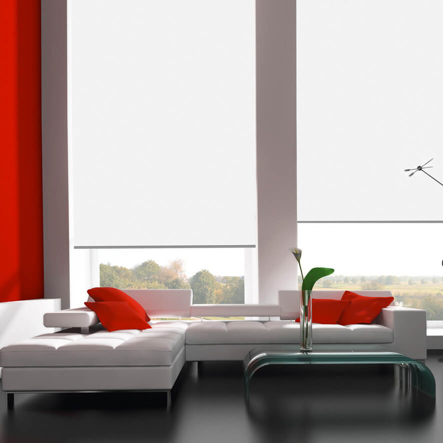 Elektrisches Rollo in Weiß im Wohnzimmer