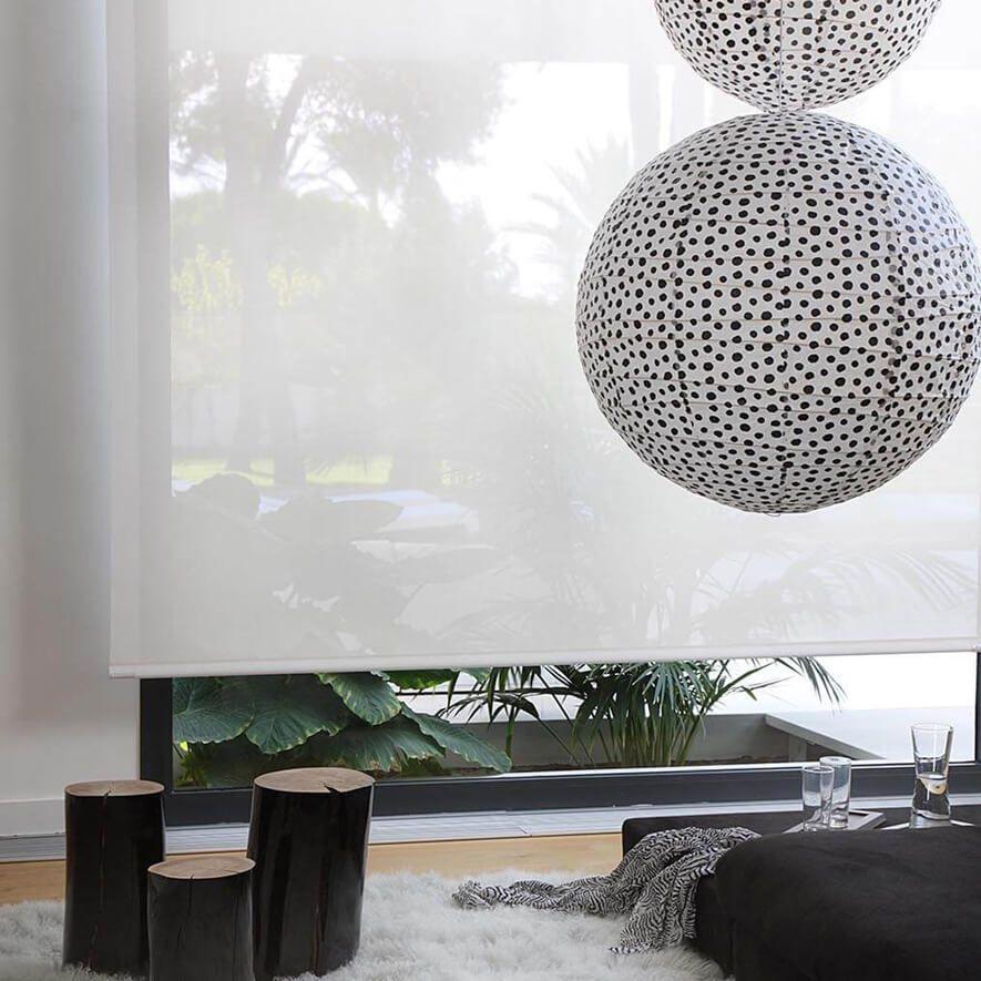 Transparentes Rollo in weiß im Wohnzimmer