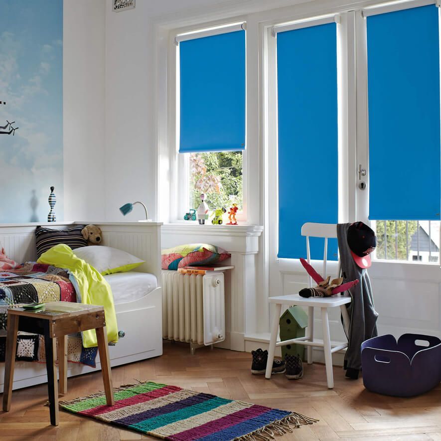 Blaue Rollos ohne Bohren im Kinderzimmer Blaue Rollos ohne Bohren im Kinderzimmer