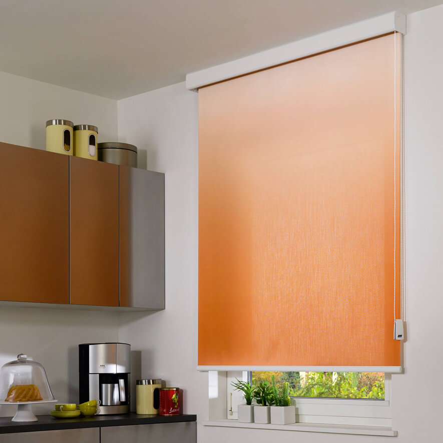 Seitenzugrollo mit Farbverlauf in Orange in der Küche