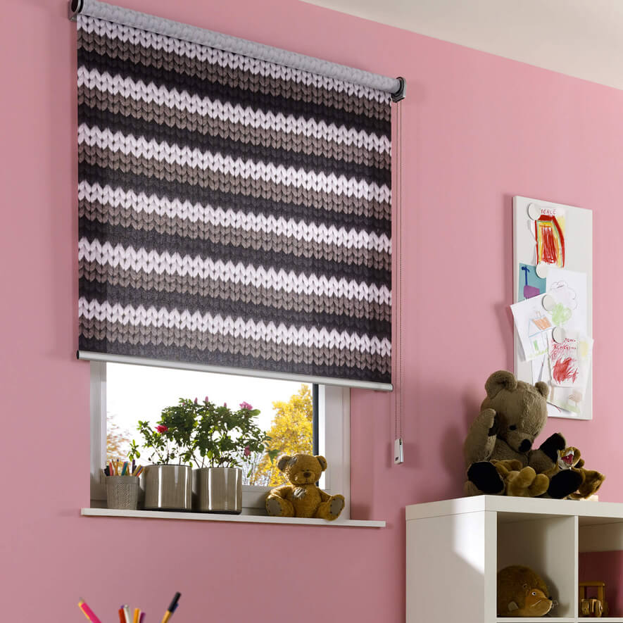 Seitenzugrollo mit Print im Kinderzimmer
