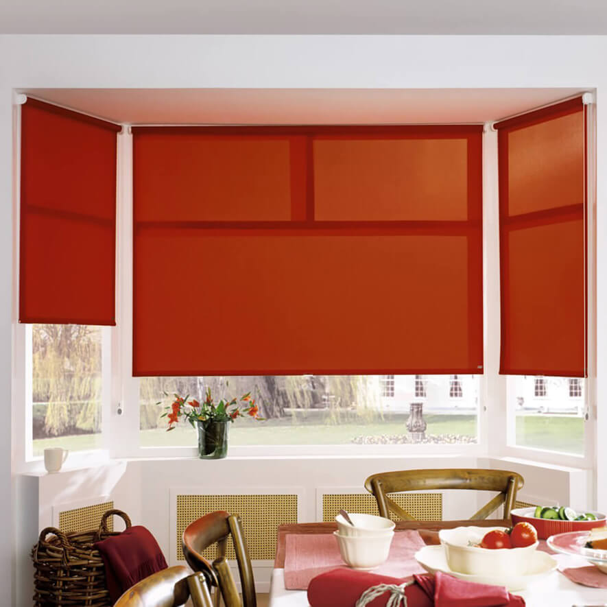 Rotes Sichtschutzrollo im Esszimmer Rotes Sichtschutzrollo im Esszimmer