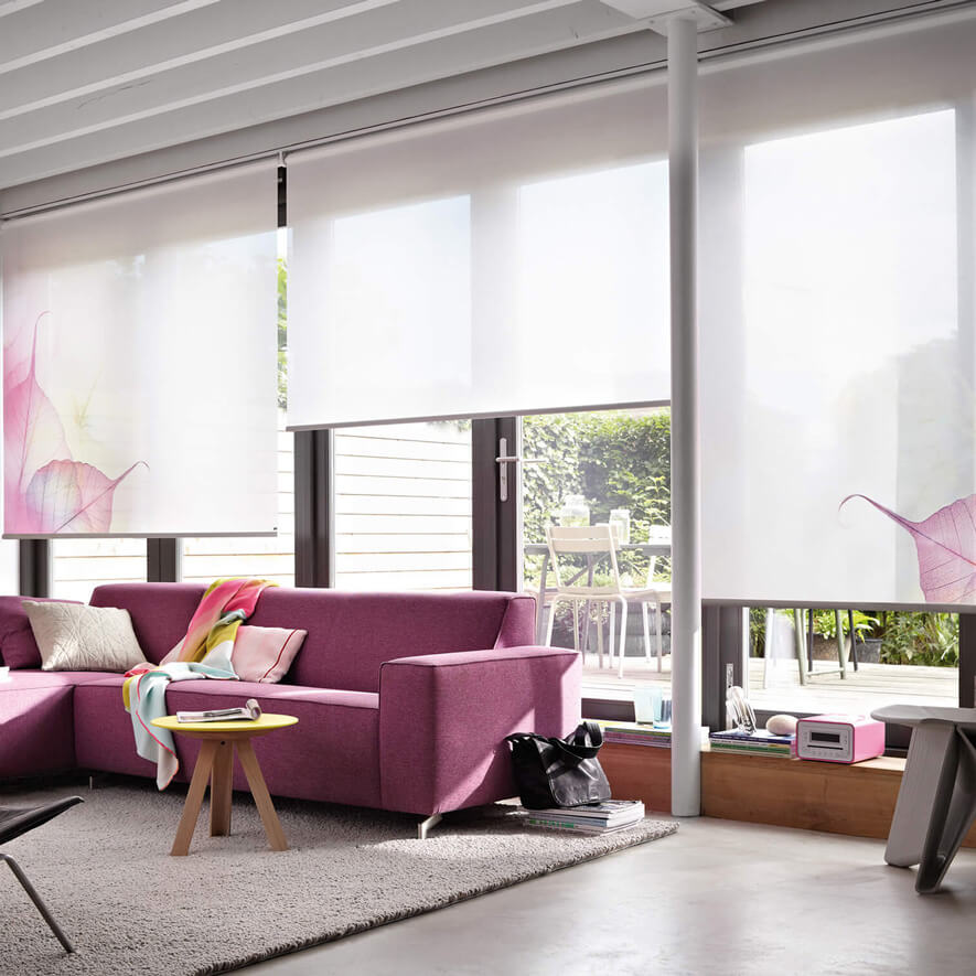 Weisses Sichtschutzrollo mit floralem Muster im Wohnzimmer Weisses Sichtschutzrollo mit floralem Muster im Wohnzimmer