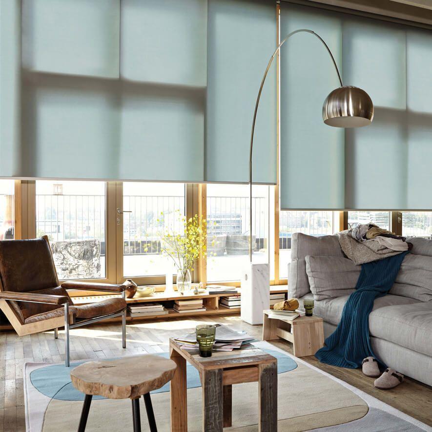 Blau-Grünes Thermorollo im Wohnzimmer