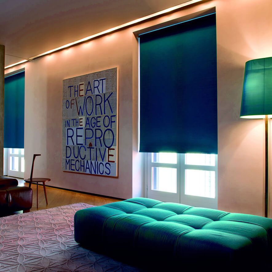 Blaue Verdunkelungsrollos im Wohnzimmer