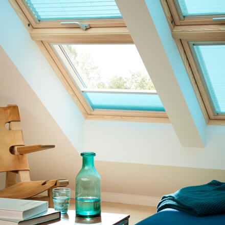 Blaue Velux Plissees im Schlafzimmer