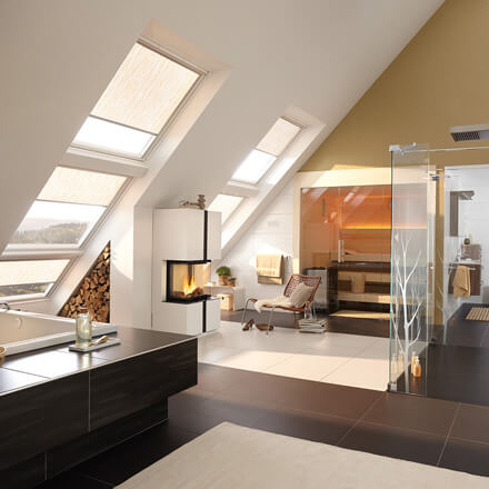 Beiges Velux Dachfenster Rollo im Badezimmer