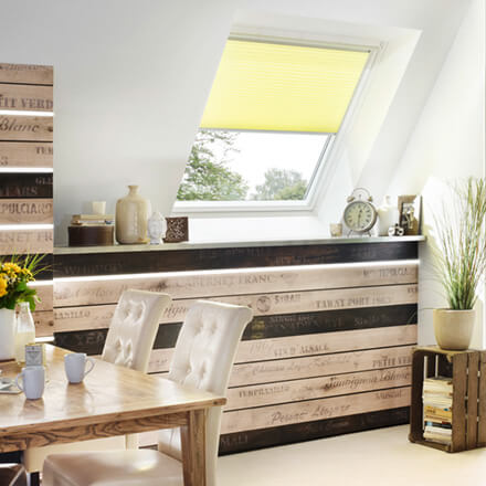 Gelbes Velux Dachfenster Rollo im Esszimmer