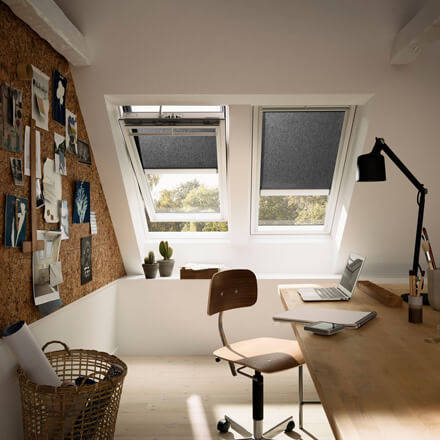 Schwarzes Velux Dachfenster Rollo im Arbeitszimmer