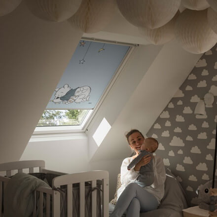 Velux Dachfenster Rollo mit Winnie Puuh Motiv im Babyzimmer