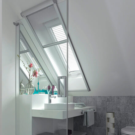 VELUX® Insektenschutzrollo im Badezimmer VELUX® Insektenschutzrollo im Badezimmer