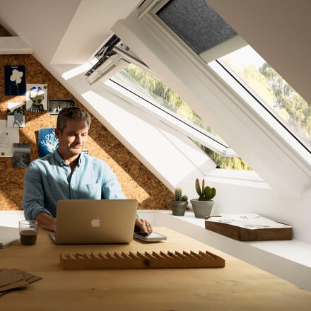 VELUX&reg; Sichtschutzrollo im Arbeitszimmer