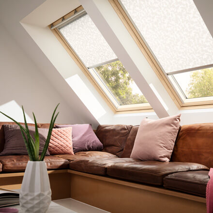 Sichtschutzrollo im Wohnzimmer von VELUX&reg;