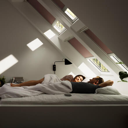 VELUX&reg; Verdunkelungsrollo in einem zarten Beerenton im Schlafzimmer