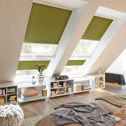 VELUX&reg; Verdunkelungsrollo in Grün im Wohnzimmer