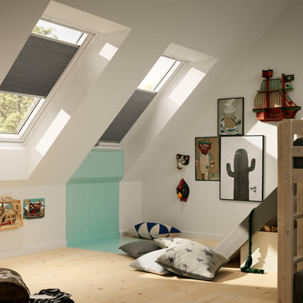Wabenplissees für VELUX&reg; Dachfenster im Kinderzimmer