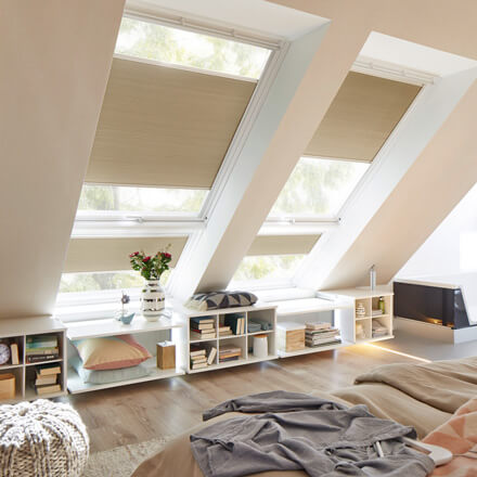 Beige Faltstores Duoline speziell und passgenau für VELUX&reg; Dachfenster
