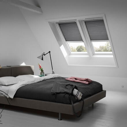 Graue Verdunkelungs Wabenplissees für VELUX&reg; Dachfenster