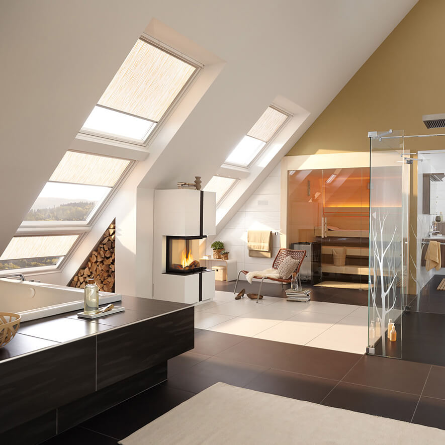 Beiges Velux Dachfenster Rollo im Badezimmer