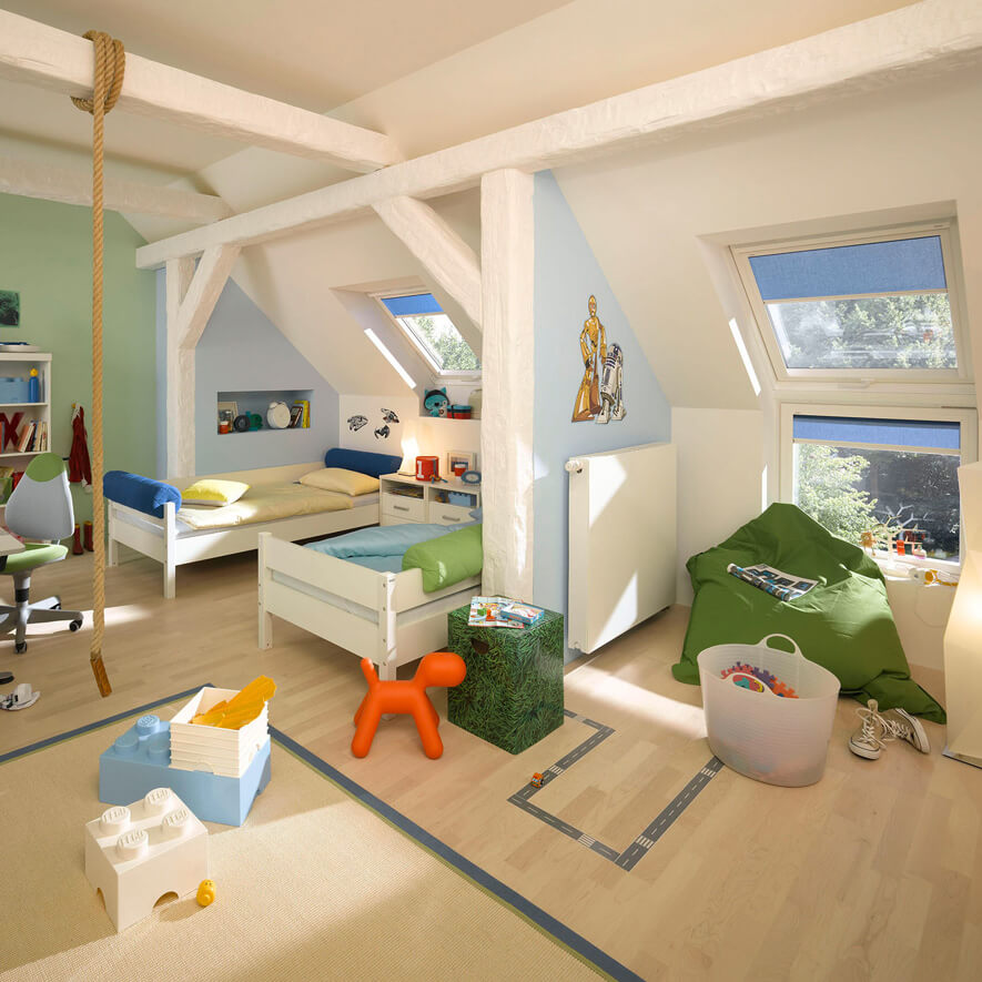 Blaues Velux Dachfenster Rollo im Kinderzimmer