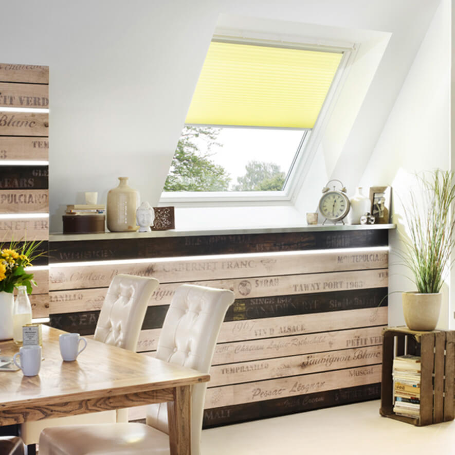 Gelbes Velux Dachfenster Rollo im Esszimmer