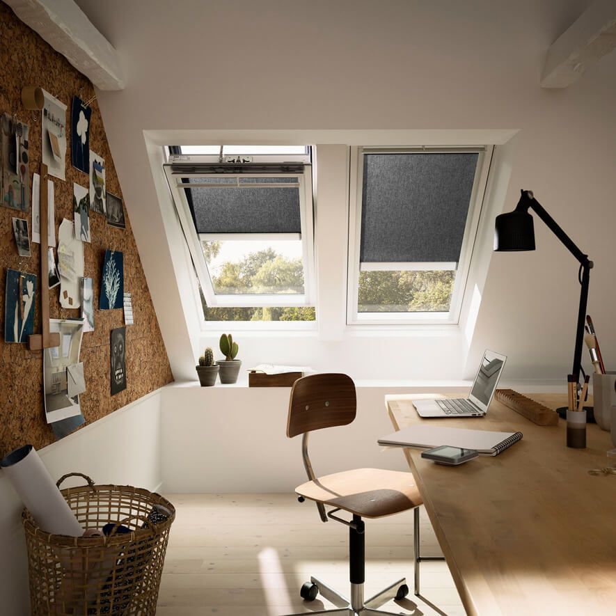 Schwarzes Velux Dachfenster Rollo im Arbeitszimmer