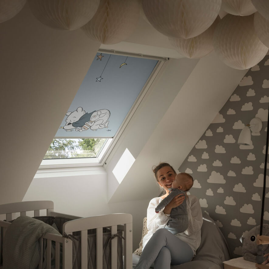 Velux Dachfenster Rollo mit Winnie Puuh Motiv im Babyzimmer