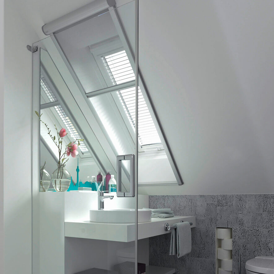 VELUX® Insektenschutzrollo im Badezimmer VELUX® Insektenschutzrollo im Badezimmer