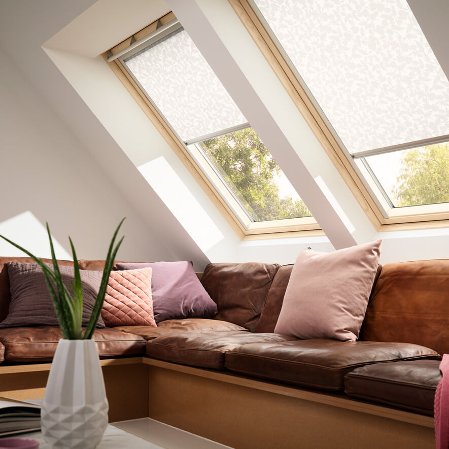 Sichtschutzrollo im Wohnzimmer von VELUX&reg;