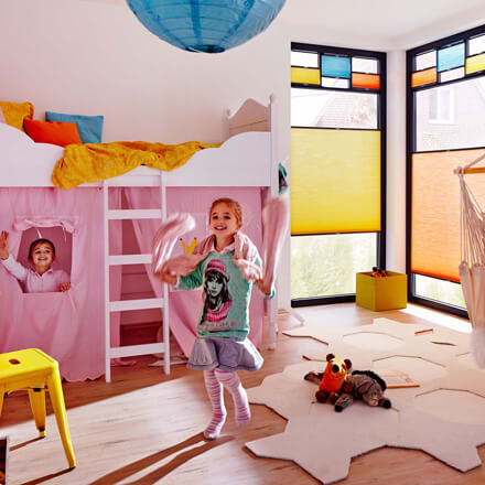 Wabenplissees im Kinderzimmer: Farbenfrohe Stoffe