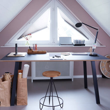 Stylishes Dreieckiges Wabenplissee im Arbeitszimmer mit Giebelfenster Wabenplissees für Fenster in Sonderformen: Dreieckige Giebelfenster