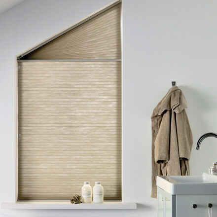 Wabenplissee Slope für Fenster mit Sonderformen im Badezimmer Wabenplissee Slope im Badezimmer