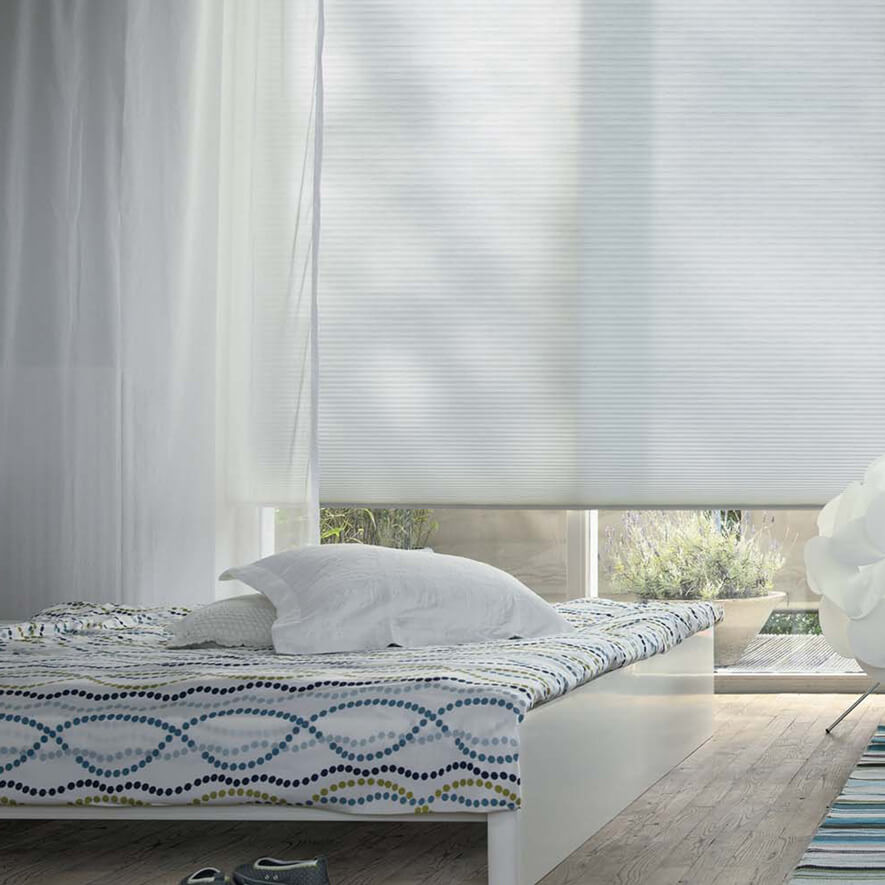 Blickdichte Wabenplissees in Weiß im Schlafzimmer Blickdichte Wabenplissees im Schlafzimmer