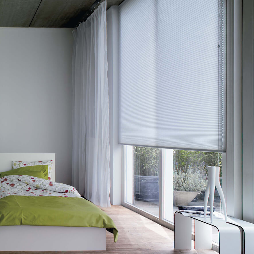 Freihängendes Wabenplissee mit Schnurzug nach Maß im Schlafzimmer
