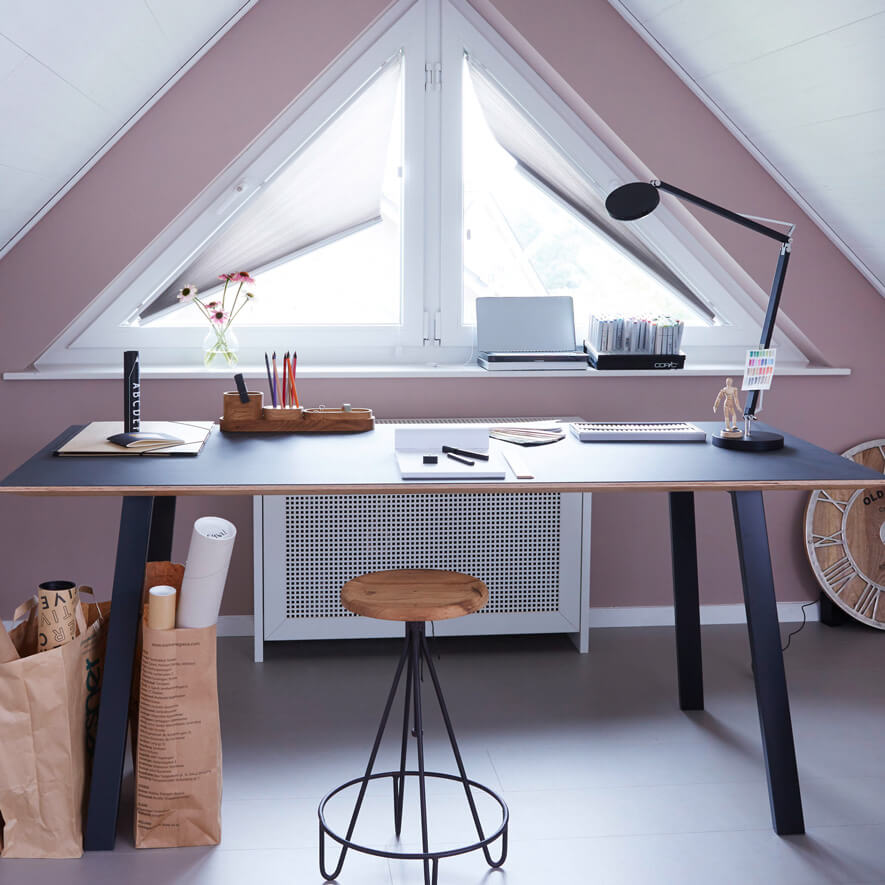 Stylishes Dreieckiges Wabenplissee im Arbeitszimmer mit Giebelfenster Wabenplissees für Fenster in Sonderformen: Dreieckige Giebelfenster