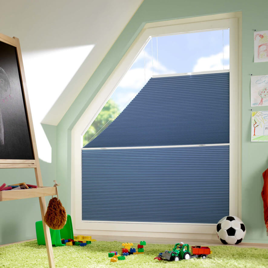 Wabenplissee im Kinderzimmer mit Sonderform-Fenster als halbes Trapez Wabenplissee für Trapez Fenster