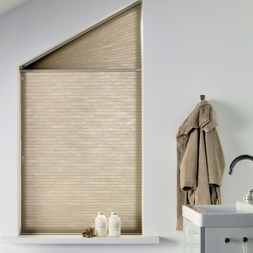 Wabenplissee Slope für Fenster mit Sonderformen im Badezimmer Wabenplissee Slope im Badezimmer