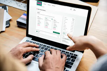 Holzjalousie im JalouCity Onlineshop am Laptop konfigurieren