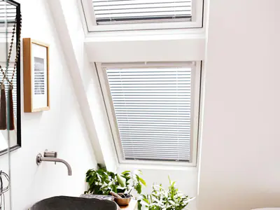 Weiße Jalousie am VELUX-Dachfenster im Badezimmer