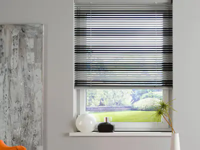 Jalousie mit Farbwechsel in Schwarz und Weiß am Wohnzimmerfenster
