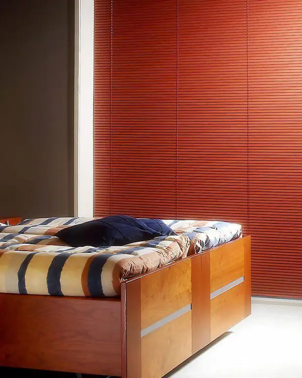 Rote Dim-Out-Jalousie zur Abdunkelung im Schlafzimmer