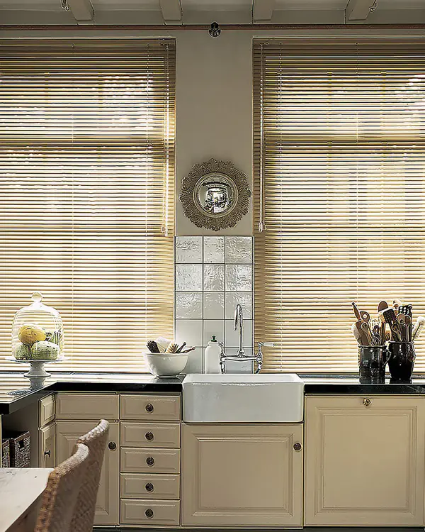 Beige Jalousien aus Aluminium an den Küchenfenstern