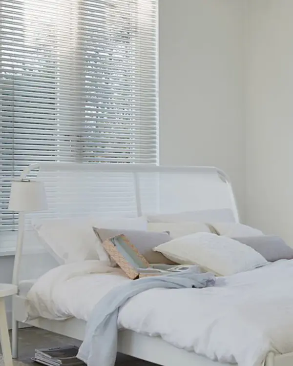 Weiße MegaView-Jalousie im hellen Schlafzimmer
