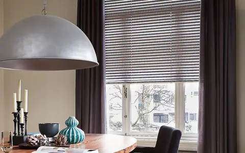 Graue Jalousien von Luxaflex im Essbereich mit Holztisch