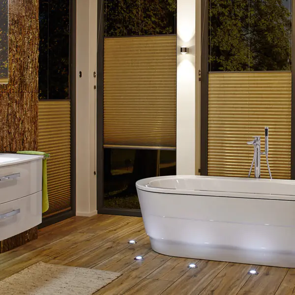 Goldfarbene Plissees im Badezimmer