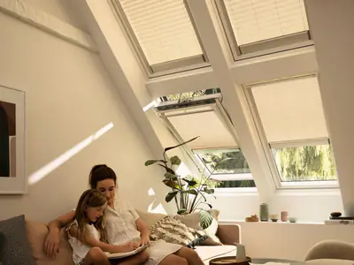 Weiße Plissees an VELUX-Dachfenstern im Wohnzimmer