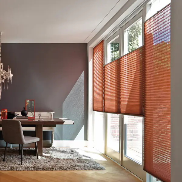 Rostrote Plissees im Esszimmer