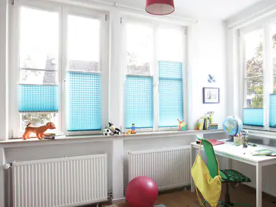 Kinderzimmer mit blauen Plissees, ohne Bohren mit Klemmträgern am Fensterflügel befestigt